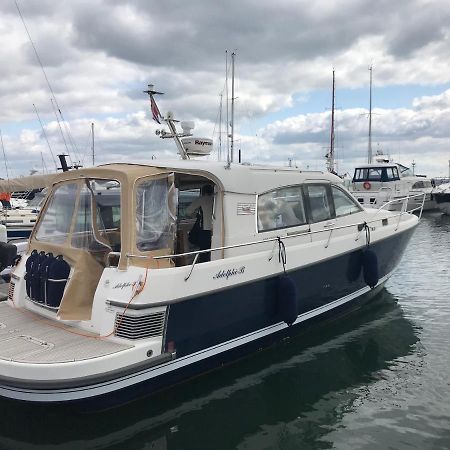 Hôtel Adelphi B A Delightful 6 Berth Boat à Lymington Extérieur photo